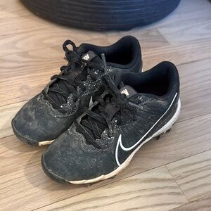 Nike Kids Black and White Fastflex baseball cleats 12C